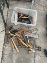 AN ASSORTMENT OF VINTAGE HAND TOOLS TO INCLUDE SAWS, BRACE DRILLS AND CHISELS ETC