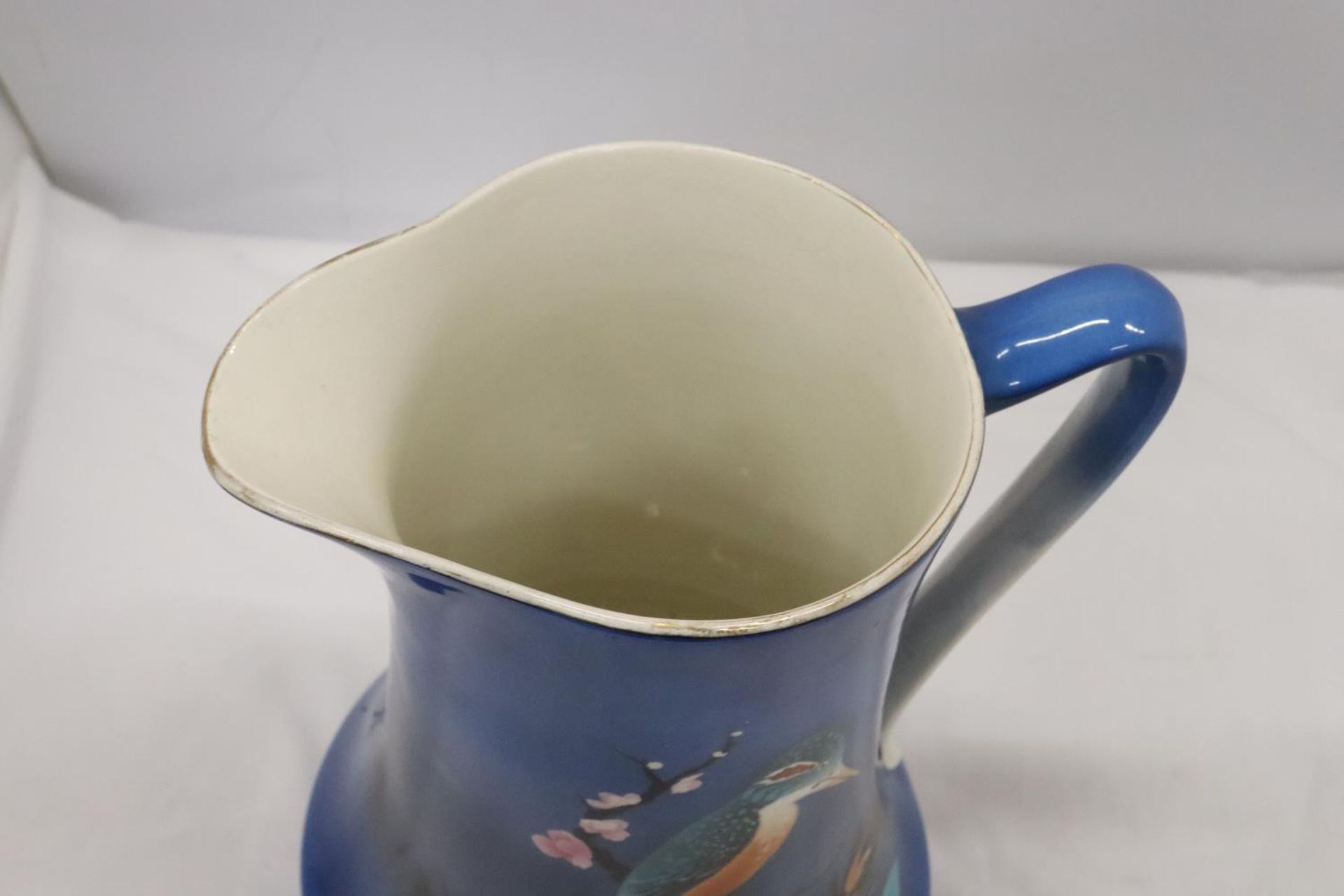 A LARGE ROYAL VENTON WARE (1930'S) JUG WITH KINGFISHER DESIGN - Image 5 of 6