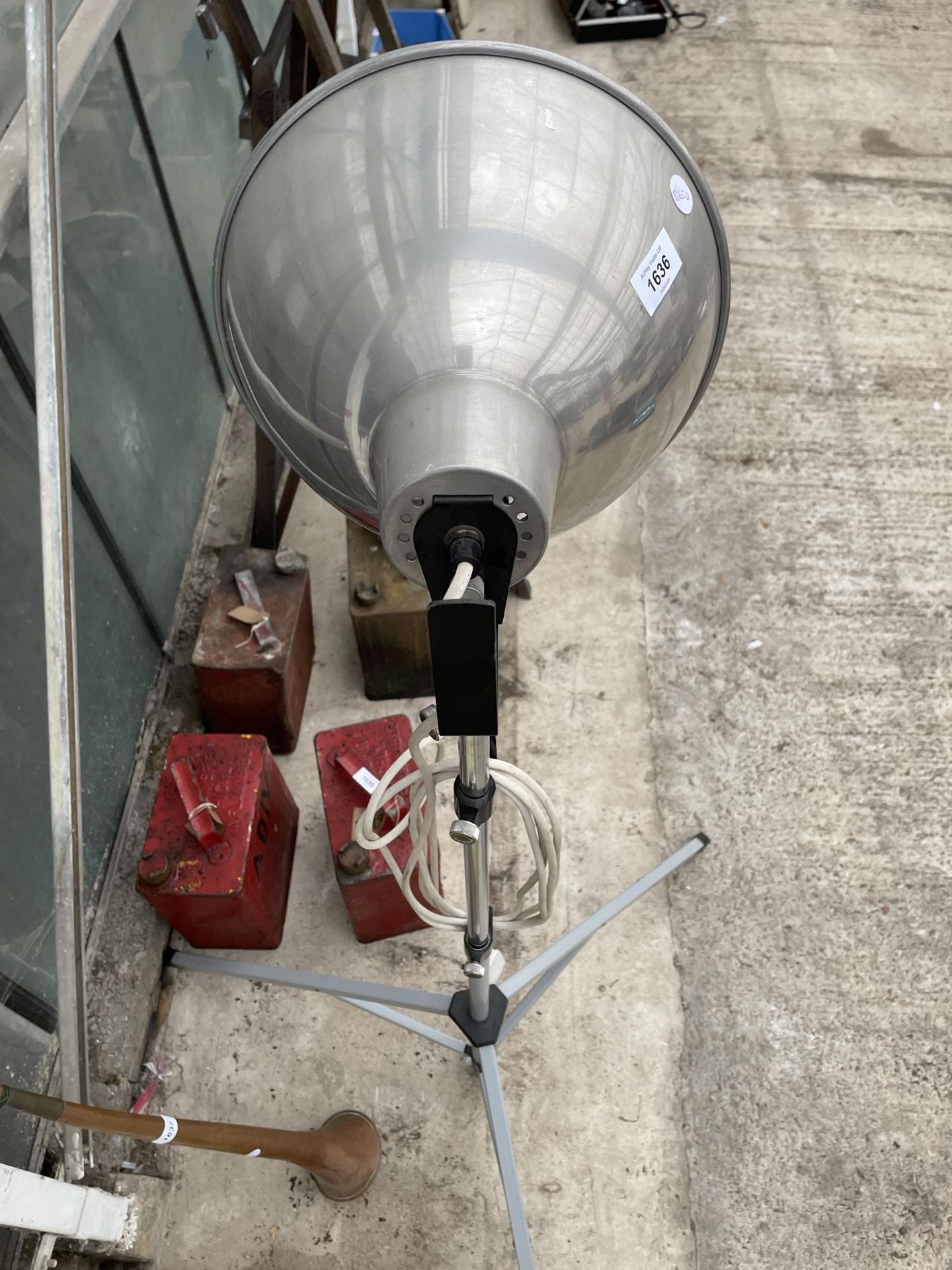 A RETRO INDUSTRIAL STYLE LAMP WITH TRIPOD STAND - Image 2 of 3