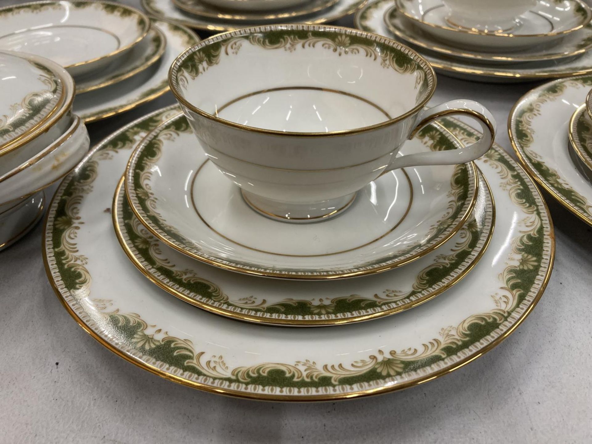 A NORITAKE PART DINNER SERVICE TO INCLUDE A SERVING BOWL AND PLATE, VARIOUS SIZES OF PLATES, CREAM - Image 2 of 6