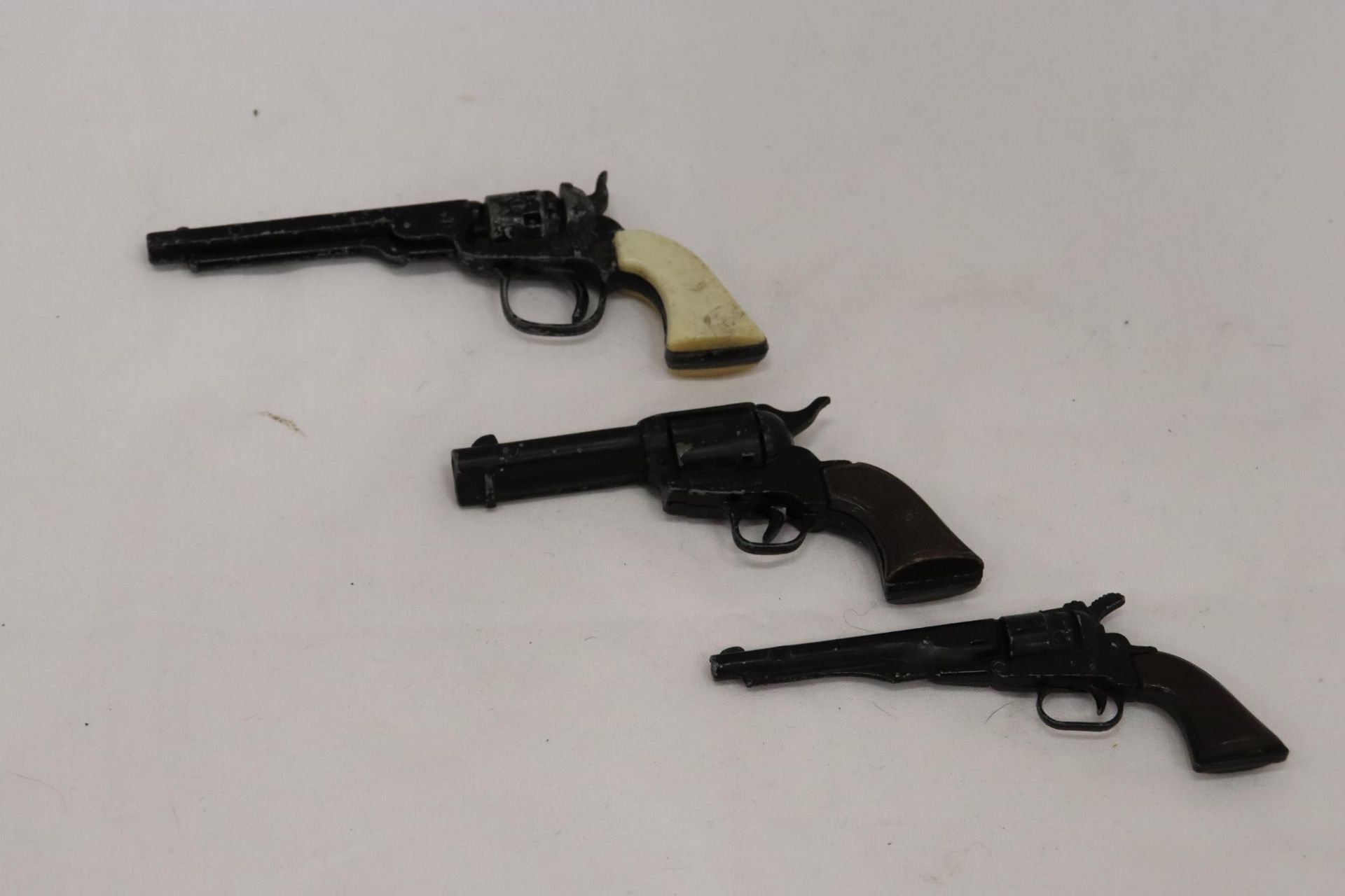 THREE SMALL VINTAGE COCKING AND FIRING GUNS, 'OLD TIMER', 'CADET' AND 'FRONTIER', LENGTH 11CM - Image 4 of 7