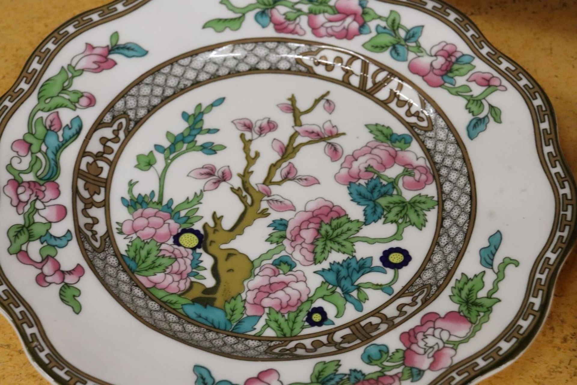 SEVEN PIECES OF COALPORT 'INDIAN TREE' DESIGN TO INCLUDE PLATES, A CUP AND CREAM JUG - Image 5 of 8