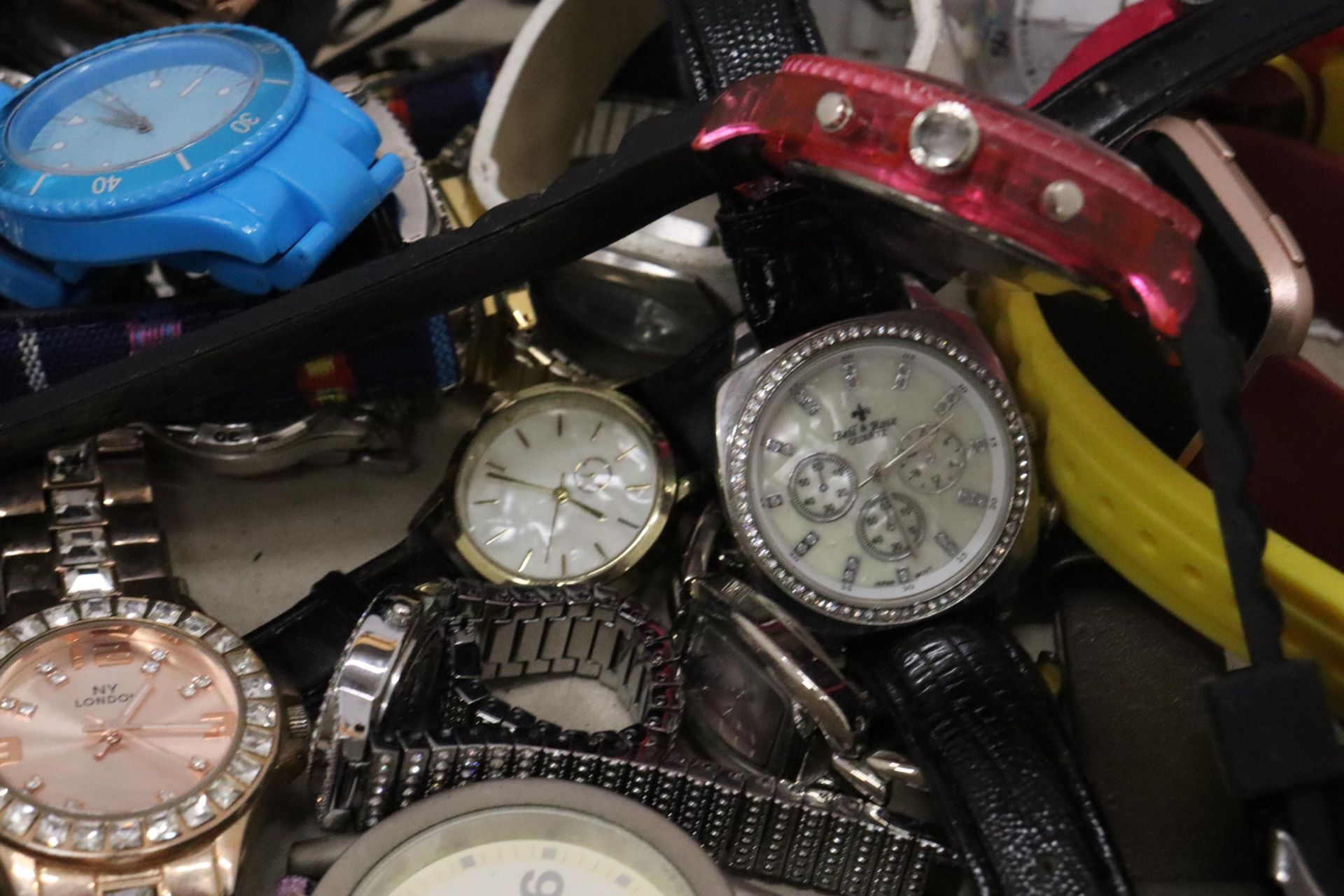 A LARGE QUANTITY OF WRISTWATCHES - Image 9 of 13