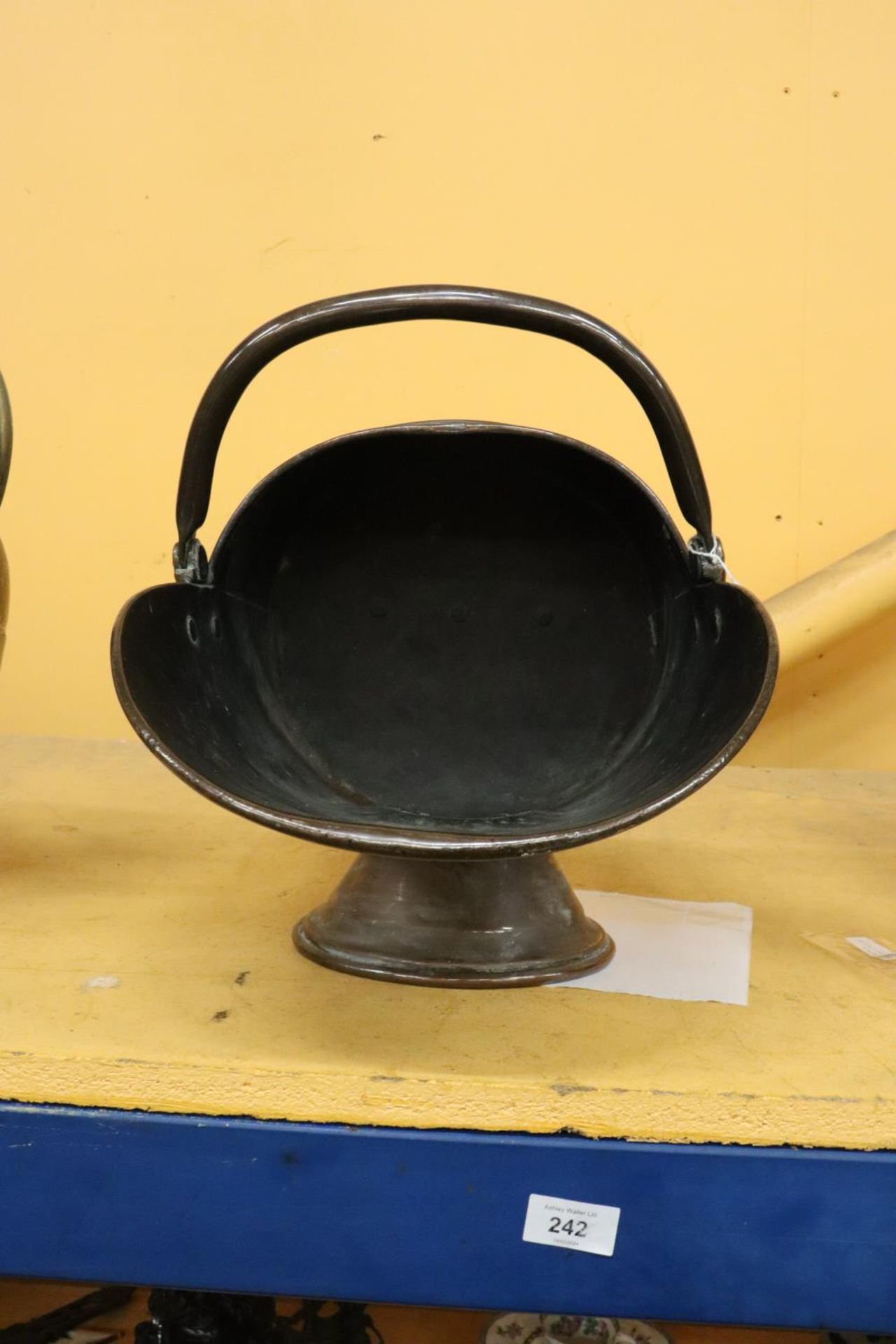 A LARGE COPPER AND BRASS COAL BUCKET - Bild 2 aus 4