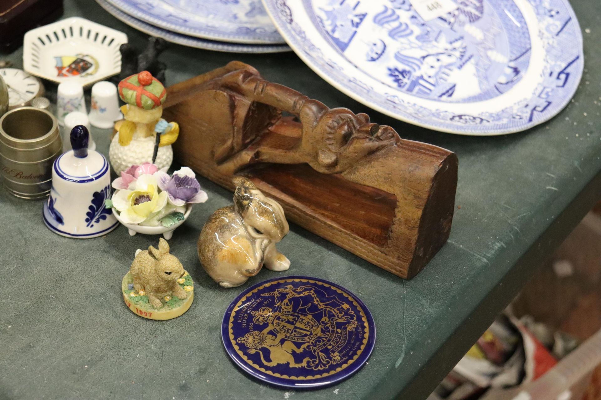 A QUANTITY OF ITEMS TO INCLUDE A VINTAGE POCKET WATCH - A/F, ANIMAL FIGURES, SMALL VASES, - Image 2 of 8