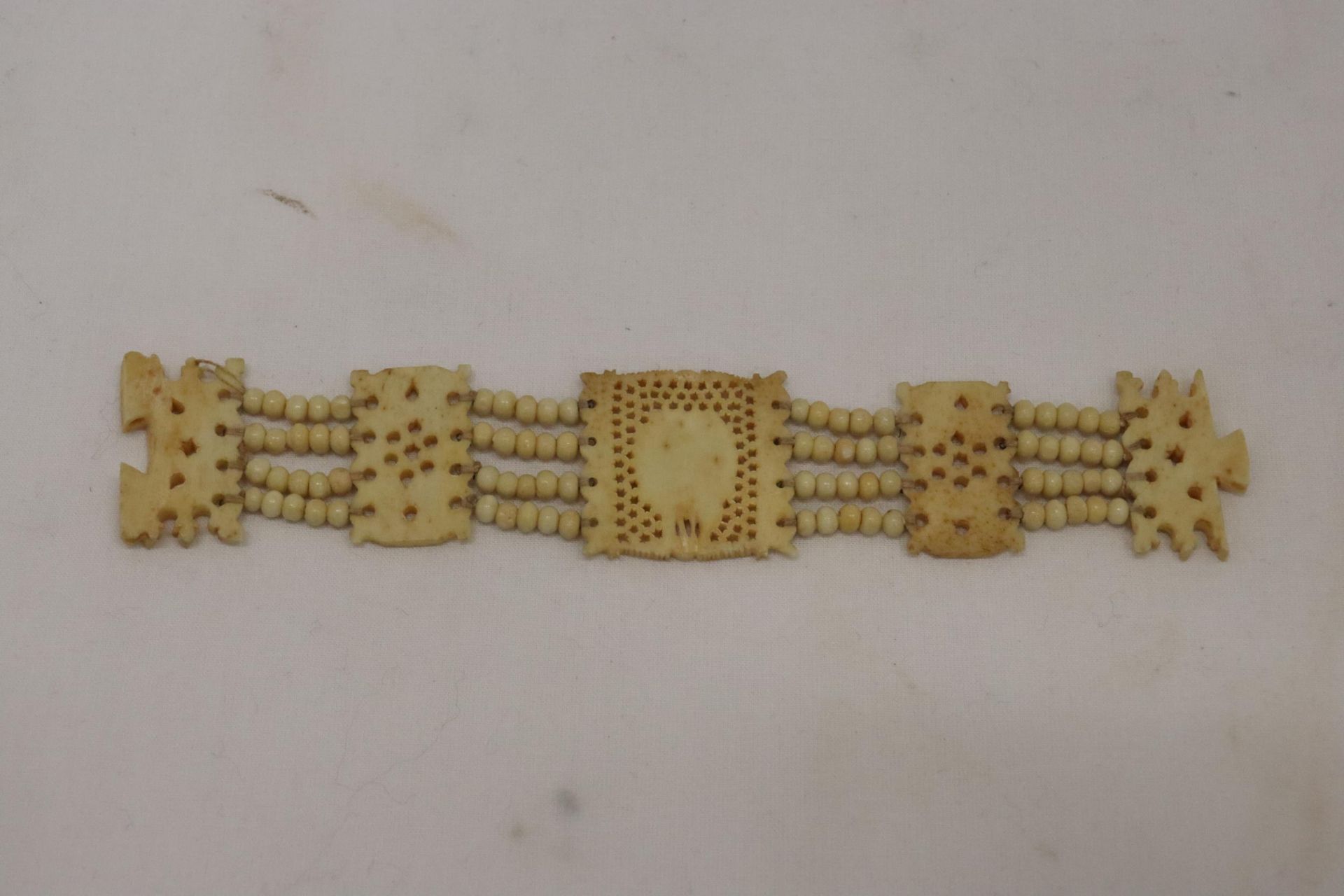 A BOVINE BONE BRACELET - Bild 4 aus 4