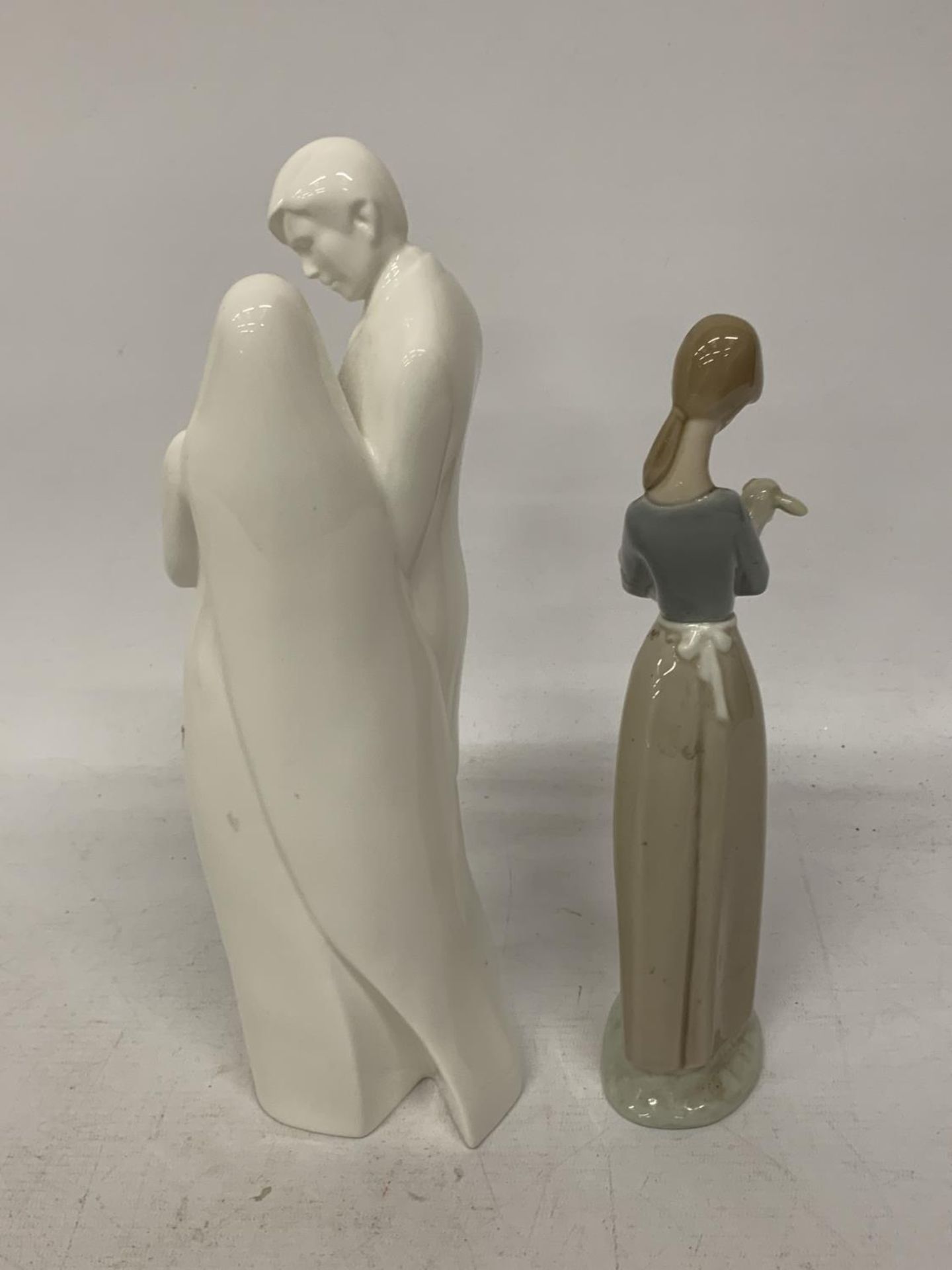 TWO COLLECTABLE FIGURES TO INCLUDE A ROYAL DOULTON FOREVER YOURS AND A LLADRO GIRL WITH LAMB - Image 2 of 4
