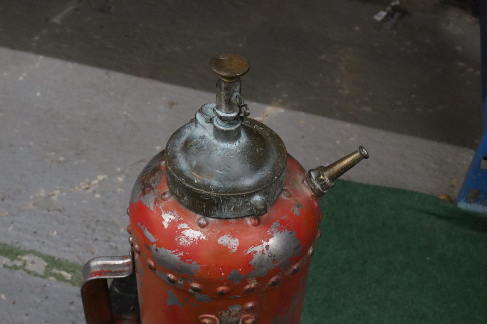 A VINTAGE FIRE EXTINGUISHER WITH BRASS PLUNGER - Image 5 of 5
