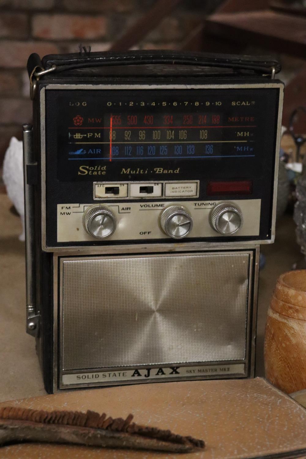 A MIXEDVINTAGE LOT TO INCLUDE TINS, AN AJAX RADIO, A GENTLEMEN'S GROOMING KIT, SMALL CUPBOARD, ETC - Image 7 of 10