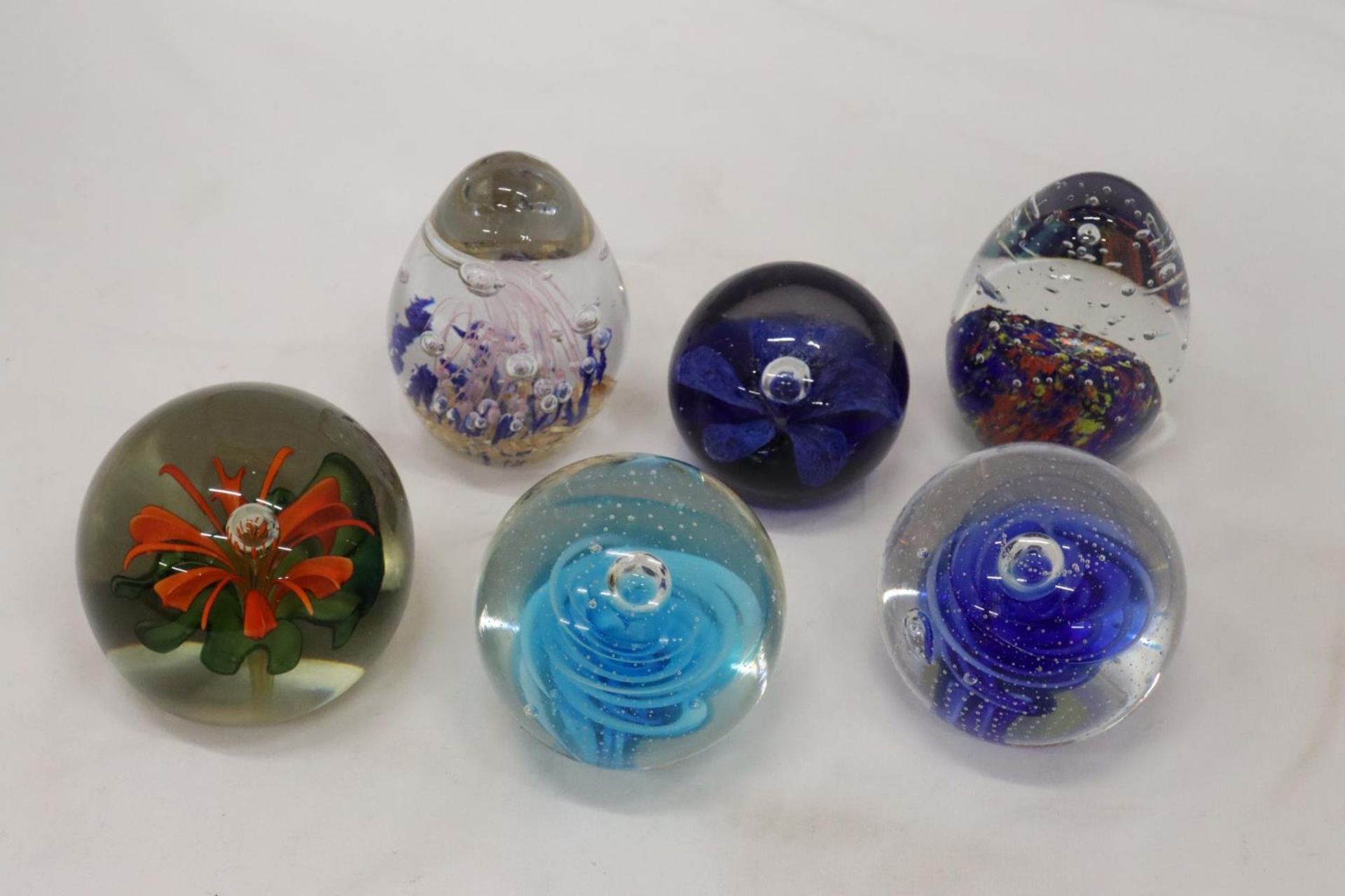 SIX GLASS PAPERWEIGHTS - Bild 5 aus 5