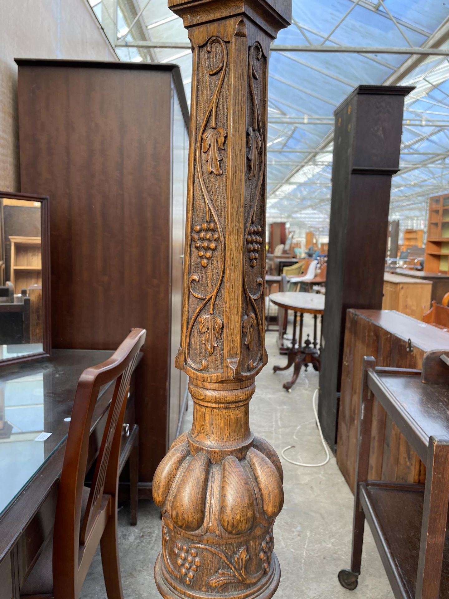 AN EARLY 20TH CENTURY OAK STANDARD LAMP WITH BULBOUS COLUMNS AND CARVED GRAPEVINE DECORATION - Image 3 of 5