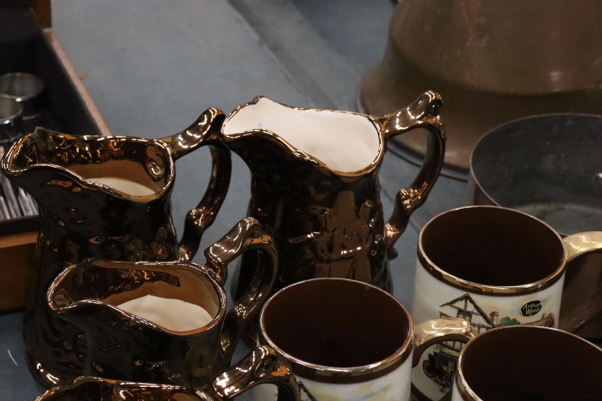 FIVE VINTAGE BRONZE LUSTRE WARE JUGS TOGETHER WITH THREE ARTHUR WOOD TANKARDS WITH COACHING SCENES - Image 6 of 7