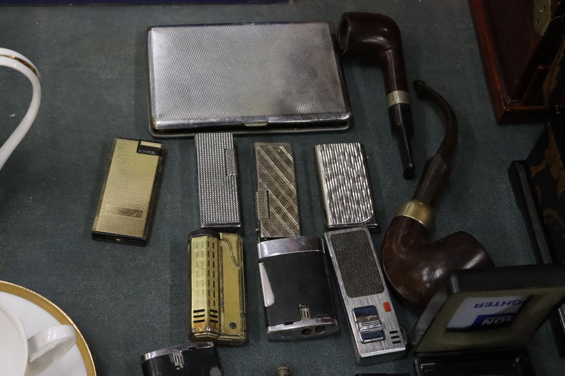 A COLLECTION OF VINTAGE LIGHTERS TO INCLUDE RONSON - 12 IN TOTAL, A CIGARETTE BOX AND TWO PIPES - Image 4 of 6