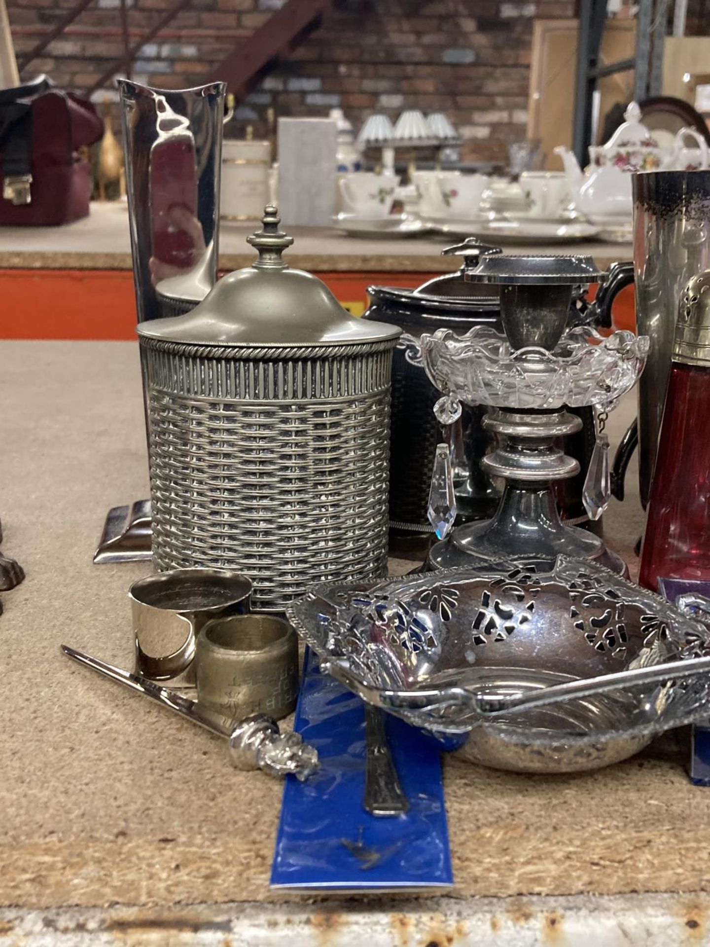 VARIOUS SILVER PLATED ITEMS TO INCLUDE A WINE BASKET, DISH, TEAPOT, LIDDED JAR ETC - Image 2 of 4