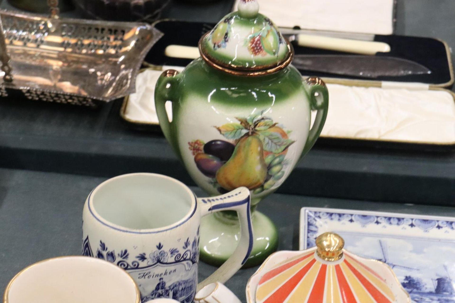 A MIXED LOT TO INCLUDE SADLER TEAPOTS, LIMOGES HANDPAINTED HINGED EGG TRINKET, DELFT BLUE TANKARD, - Image 7 of 12