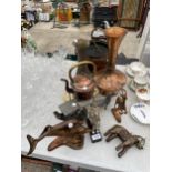 AN ASSORTMENT OF METAL WARE ITEMS TO INCLUDE A COPPER KETTLE WITH BRASS TRIVET STAND, A COPPER JUG