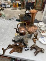 AN ASSORTMENT OF METAL WARE ITEMS TO INCLUDE A COPPER KETTLE WITH BRASS TRIVET STAND, A COPPER JUG