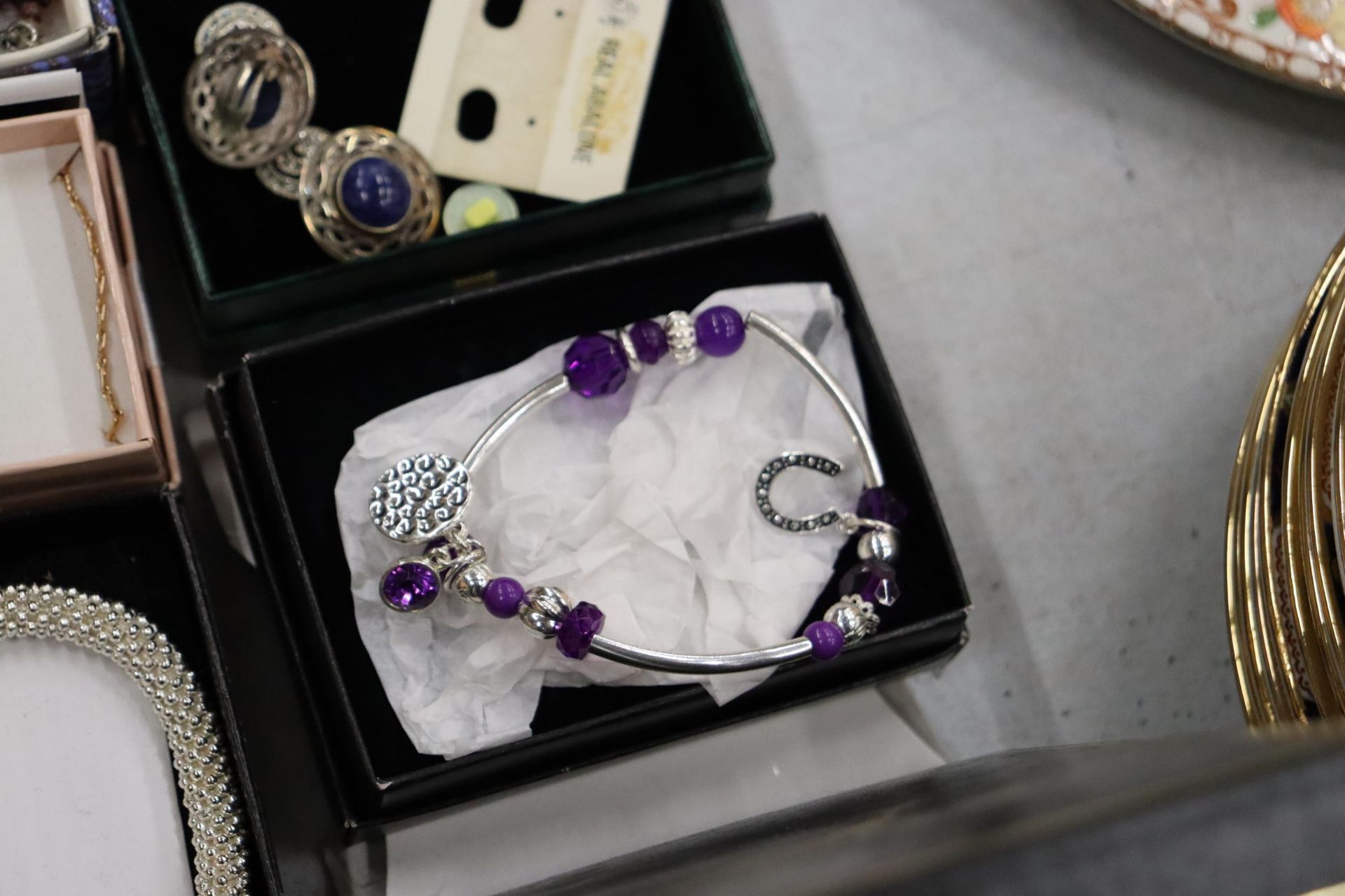 A QUANTITY OF BOXED COSTUME JEWELLERY TO INCLUDE WATCHES - Image 7 of 9