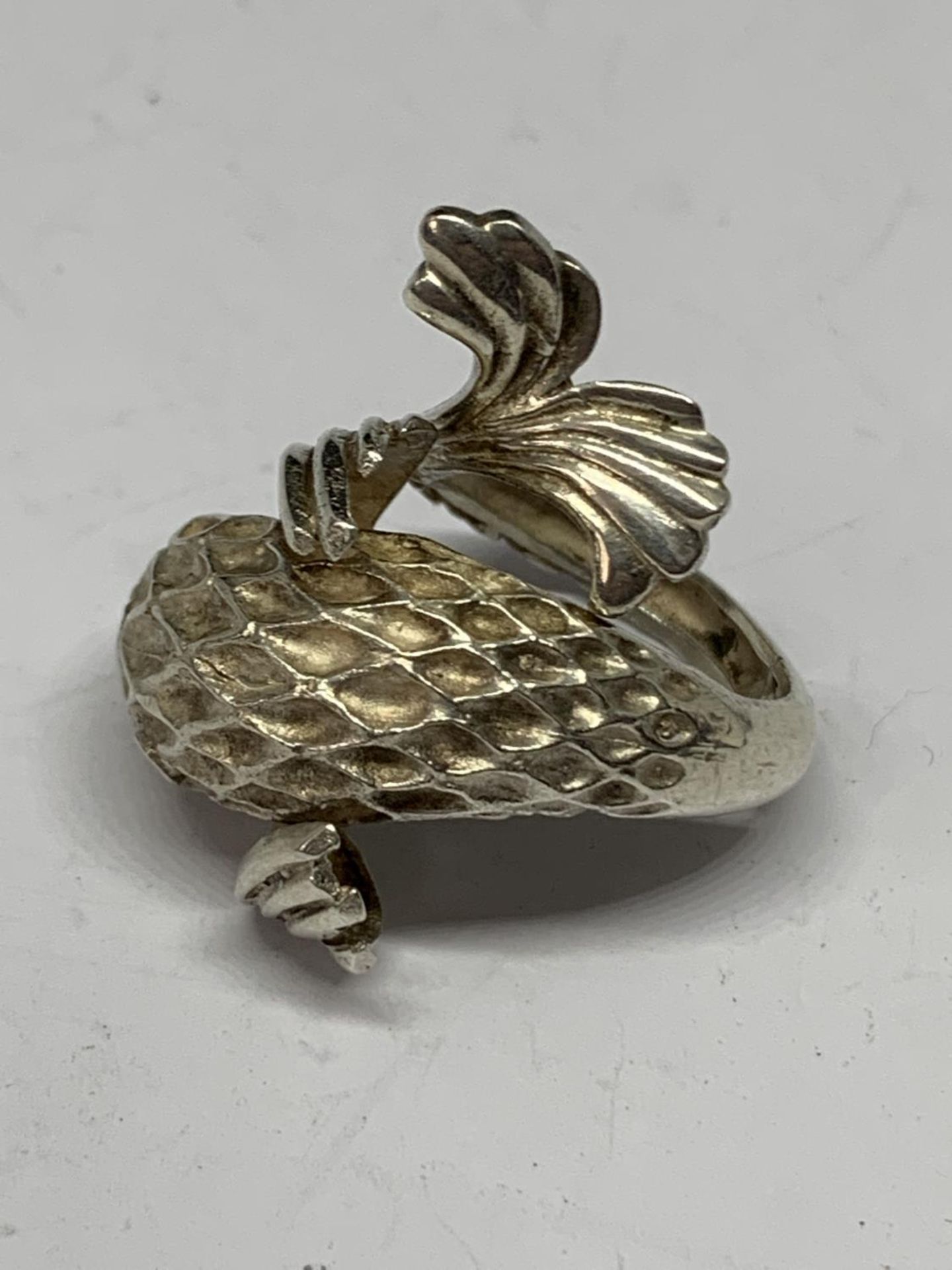 A MARKED 900 KOI CARP STYLE RING - Image 2 of 3