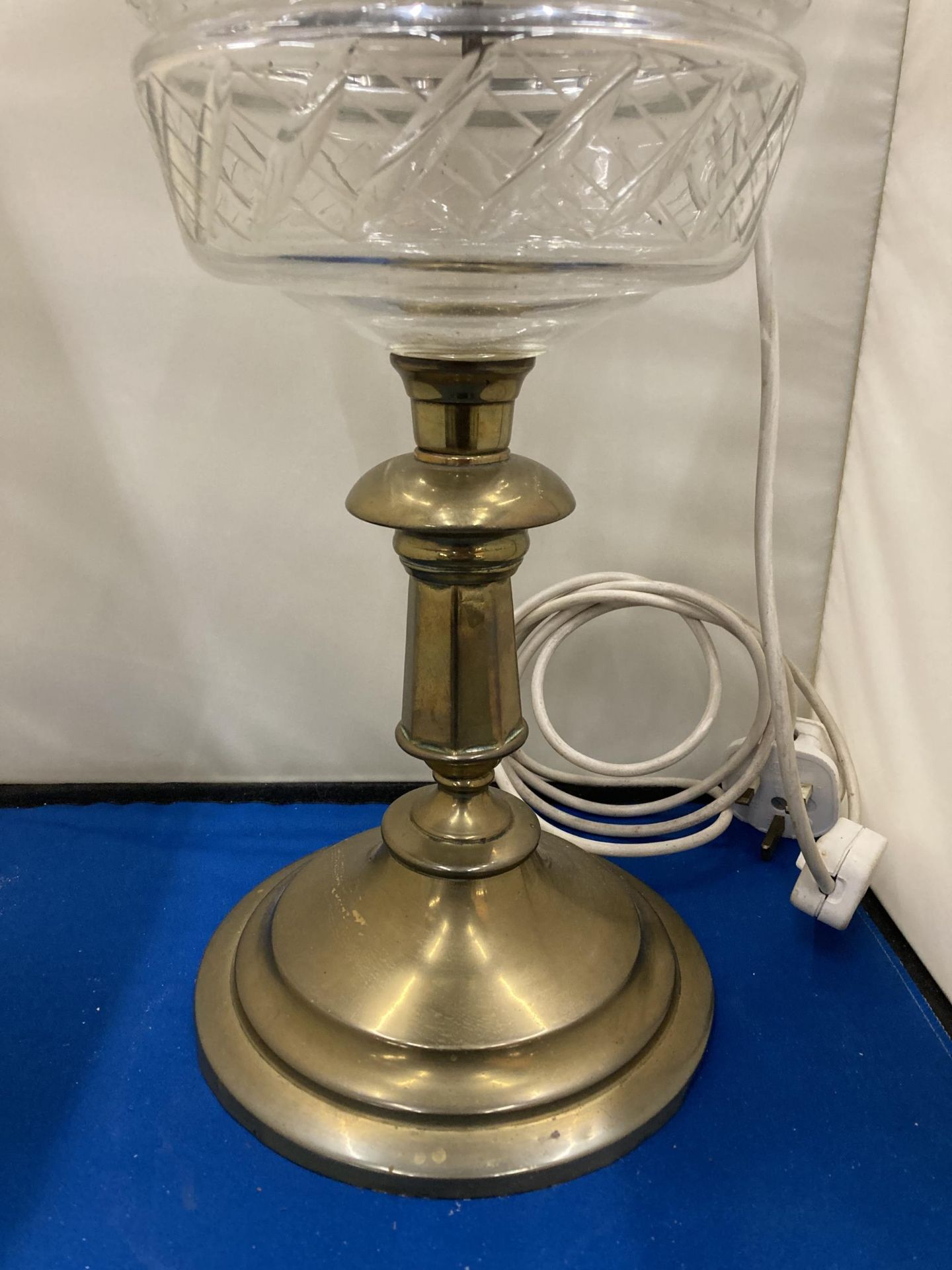 A 19TH CENTURY OIL LAMP CONVERTED TO ELECTRIC WITH A BRASS BASE, CLEAR CUT GLASS RESERVOIR, MILK - Image 4 of 4