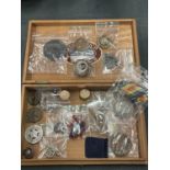 A COLLECTION OF MILITARY MEDALS AND BADGES TO INCLUDE A WW1 1914-1918 MEDAL