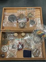 A COLLECTION OF MILITARY MEDALS AND BADGES TO INCLUDE A WW1 1914-1918 MEDAL