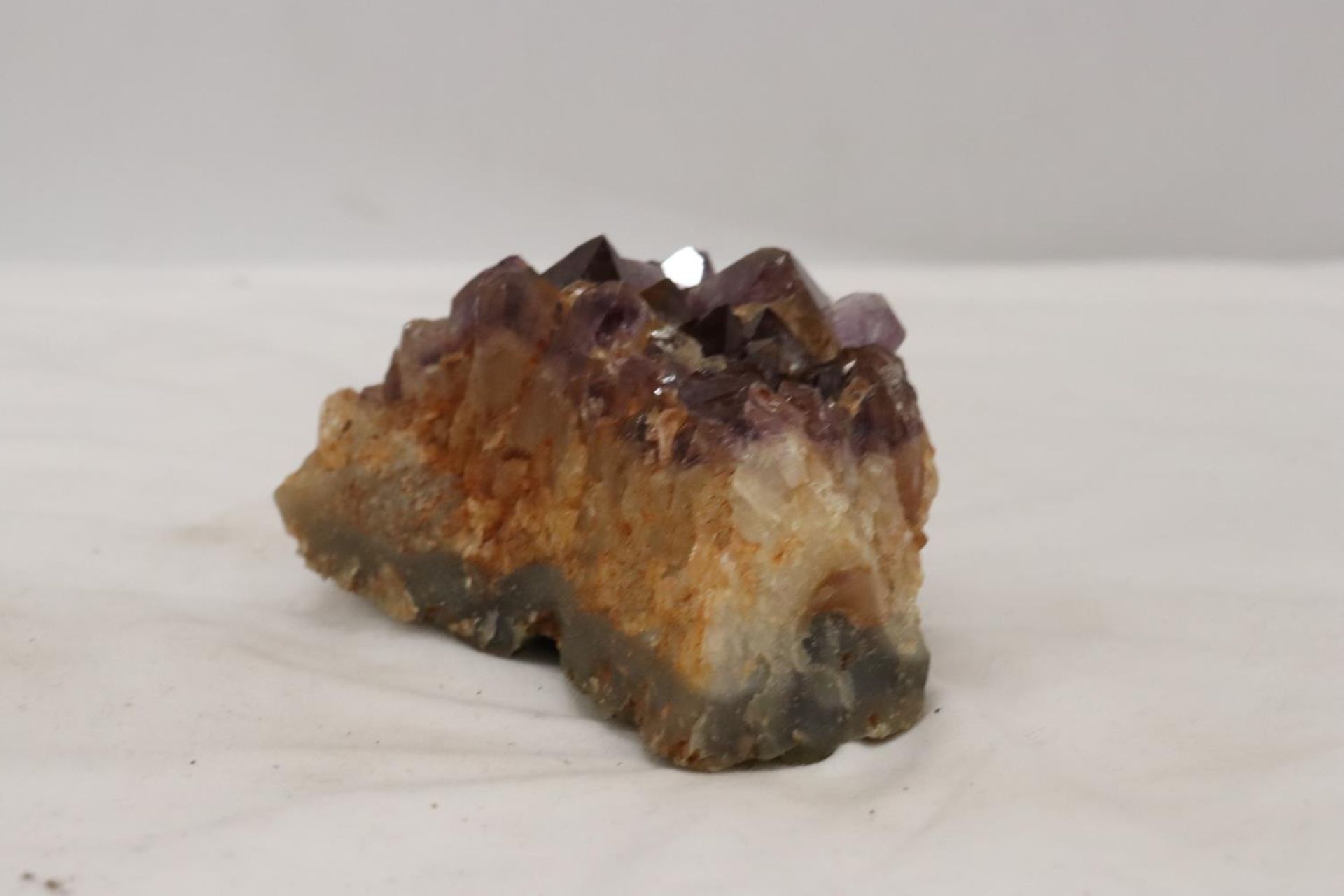 AN AMETHYST DRUZE GEODE QUART CRYSTAL - Image 4 of 7