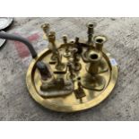 AN ASSORTMENT OF BRASS WARE TO INCLUDE A ROUND TRAY AND CANDLESTICKS ETC