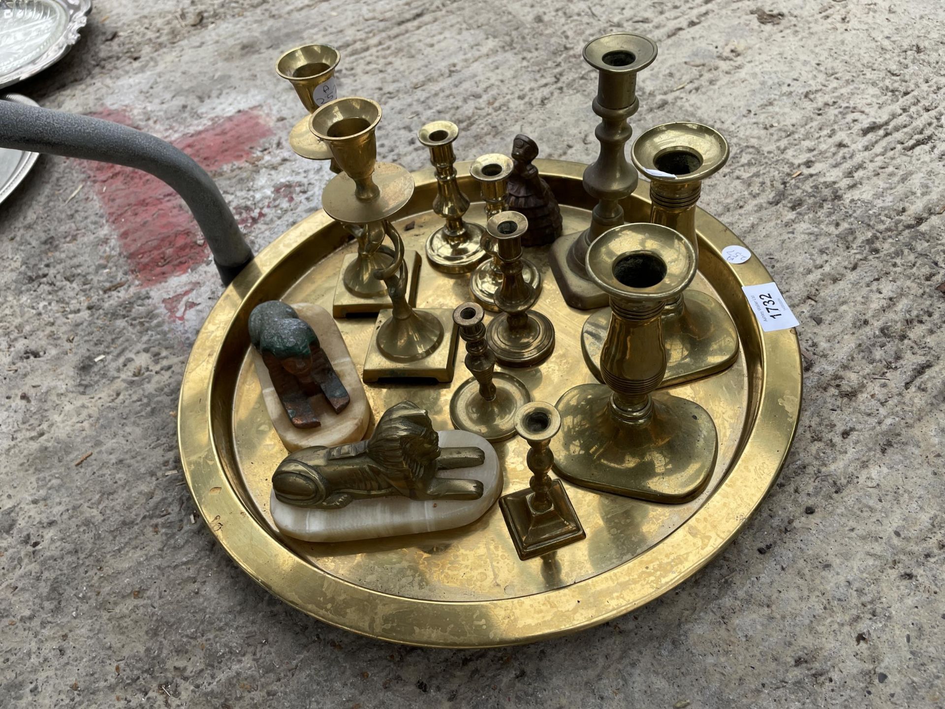 AN ASSORTMENT OF BRASS WARE TO INCLUDE A ROUND TRAY AND CANDLESTICKS ETC