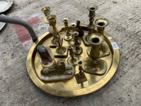 AN ASSORTMENT OF BRASS WARE TO INCLUDE A ROUND TRAY AND CANDLESTICKS ETC
