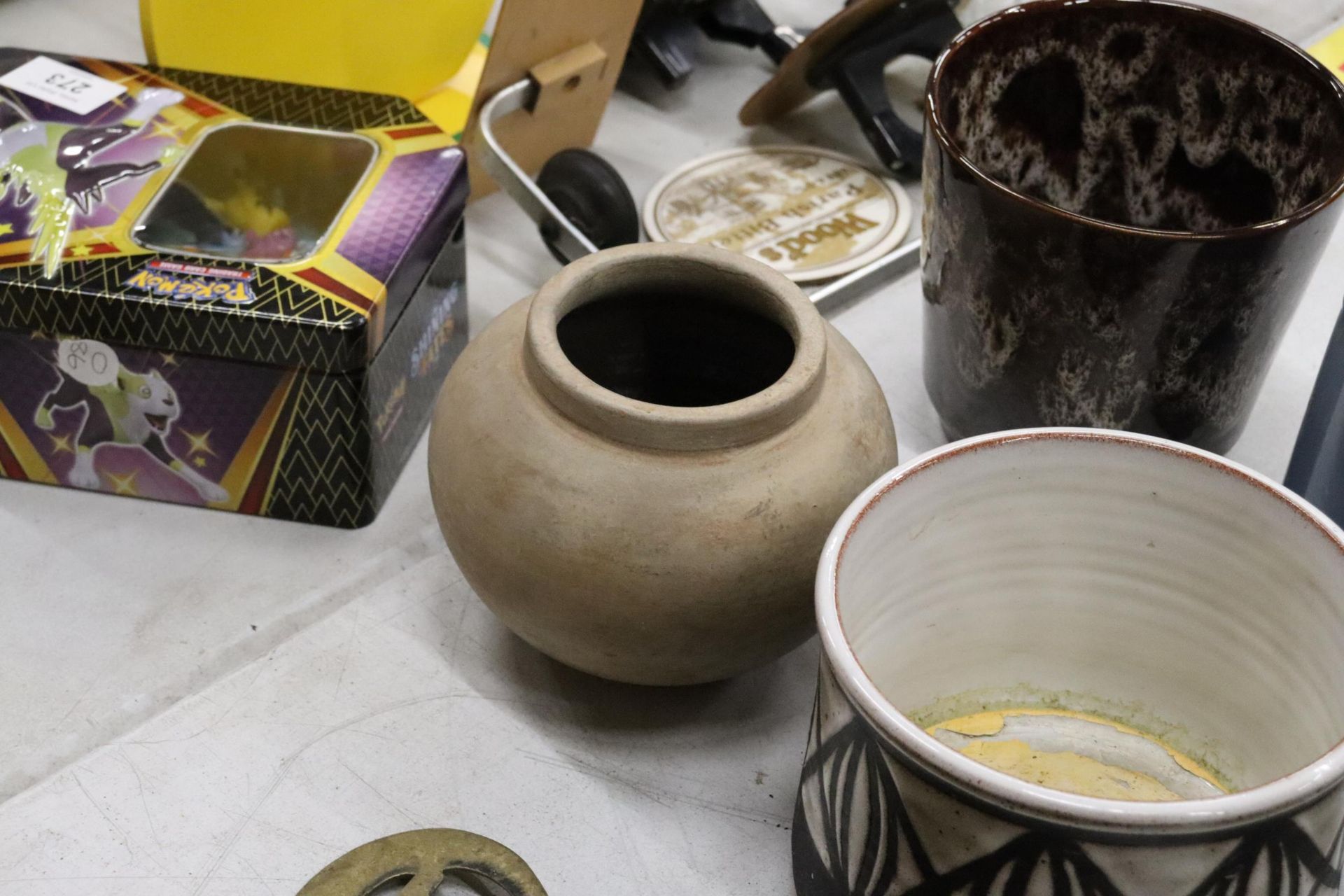 A COLLECTION OF DESIGNER STUDIO POTTERY, SOME SIGNED TO THE BASE - Image 11 of 11