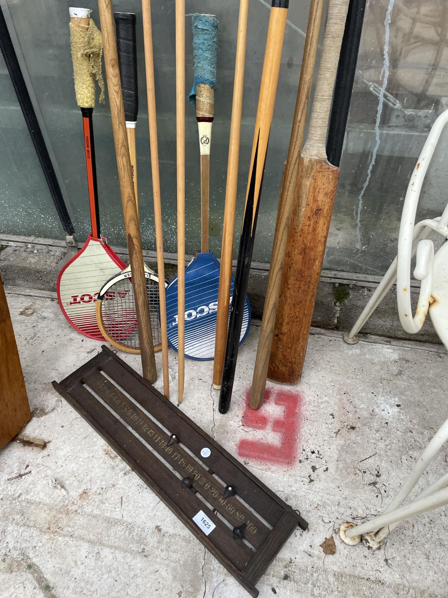AN ASSORTMENT OF VINTAGE SPORTS EQUIPMENT TO INCLUDE A SNOOKER SCORE BOARD, SNOOKER CUES AND A - Bild 2 aus 2