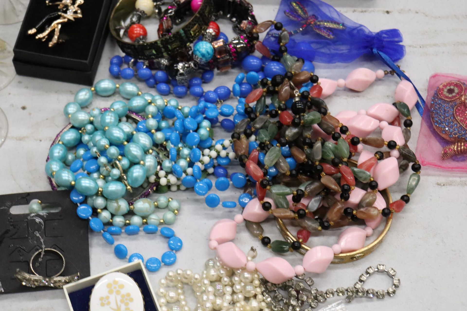 A QUANTITY OF COSTUME JEWELLERY TO INCLUDE NECKLACES, BRACELETS, BROOCHES, ETC - Image 4 of 7