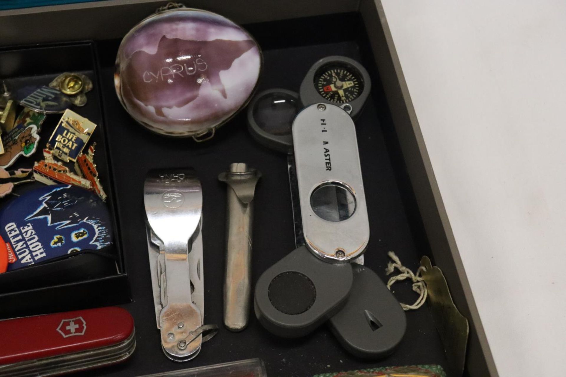 A MIXED LOT TO INCLUDE PENKNIVES, BADGES, A FIELDMASTER COMPASS, MAGNIFYING GLASS, THERMOMETER, ETC - Image 3 of 4