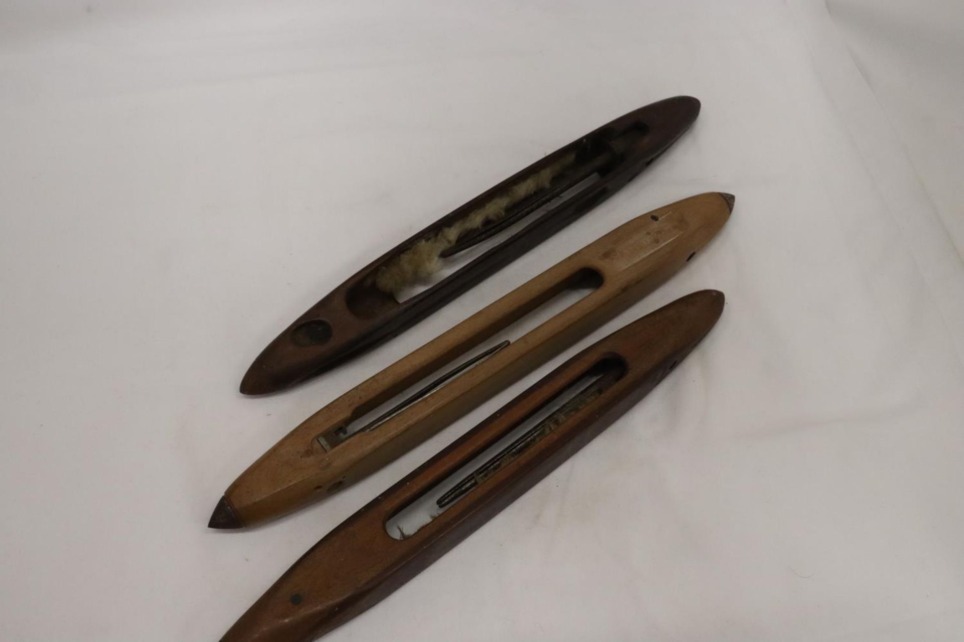 THREE VICTORIAN MILL LOOM SHUTTLES - Bild 5 aus 6