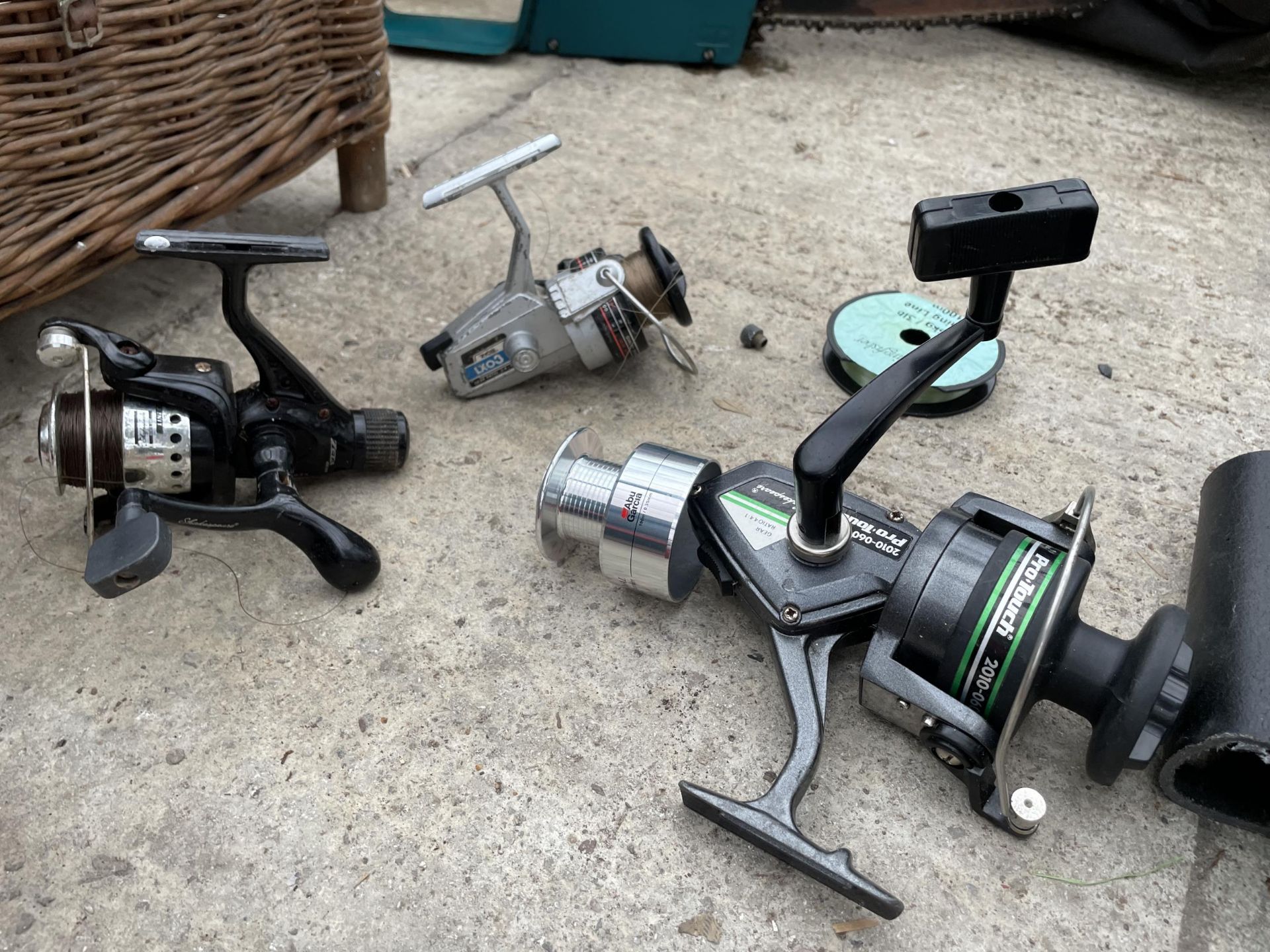 AN ASSORTMENT OF FISHING TACKLE TO INCLUDE A WICKER TACKLE BOX AND THREE REELS ETC - Image 3 of 4