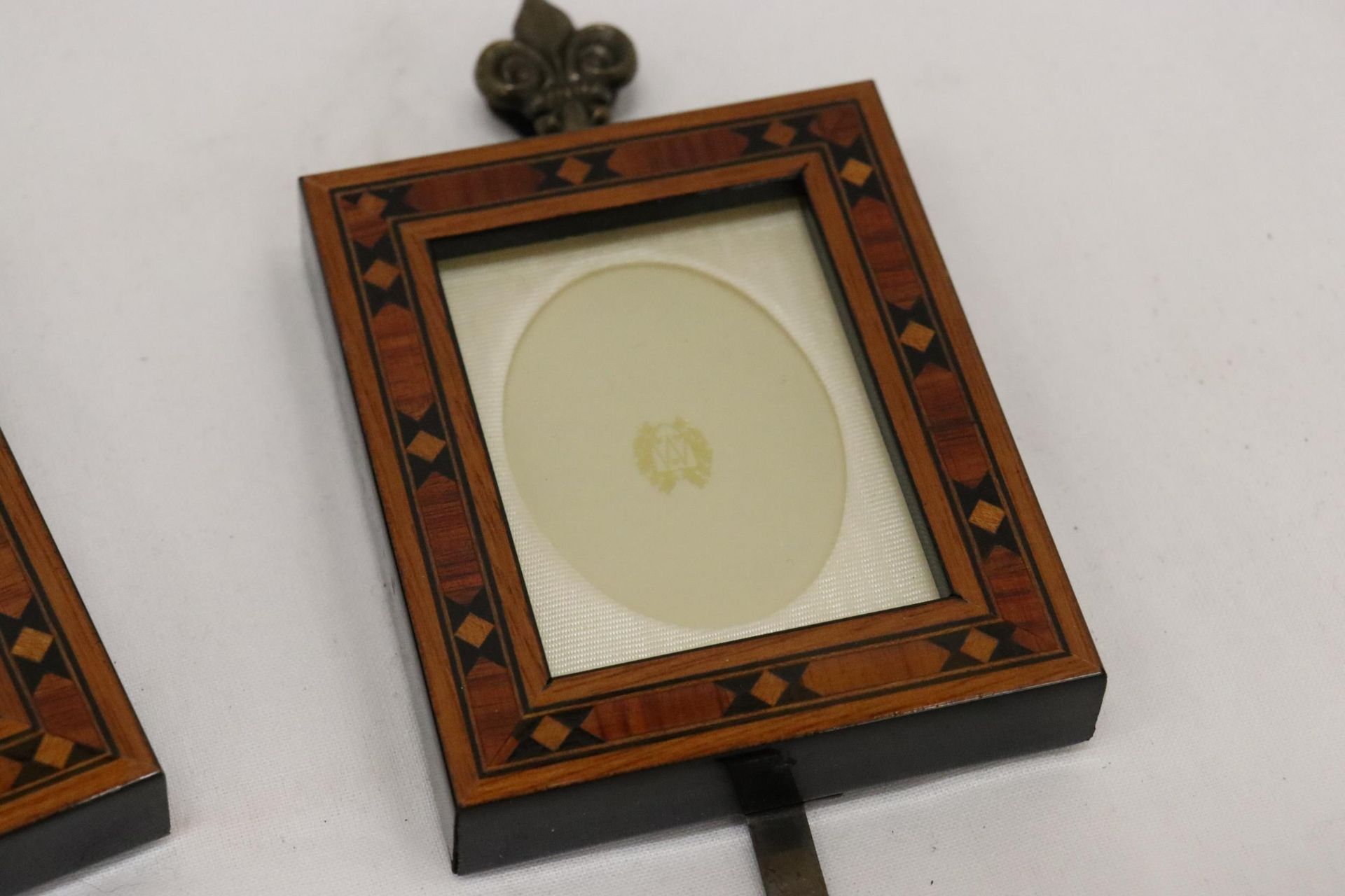 A PAIR OF SMALL INLAID WOODEN PHOTO FRAMES, 7CM X 8CM - Image 5 of 5