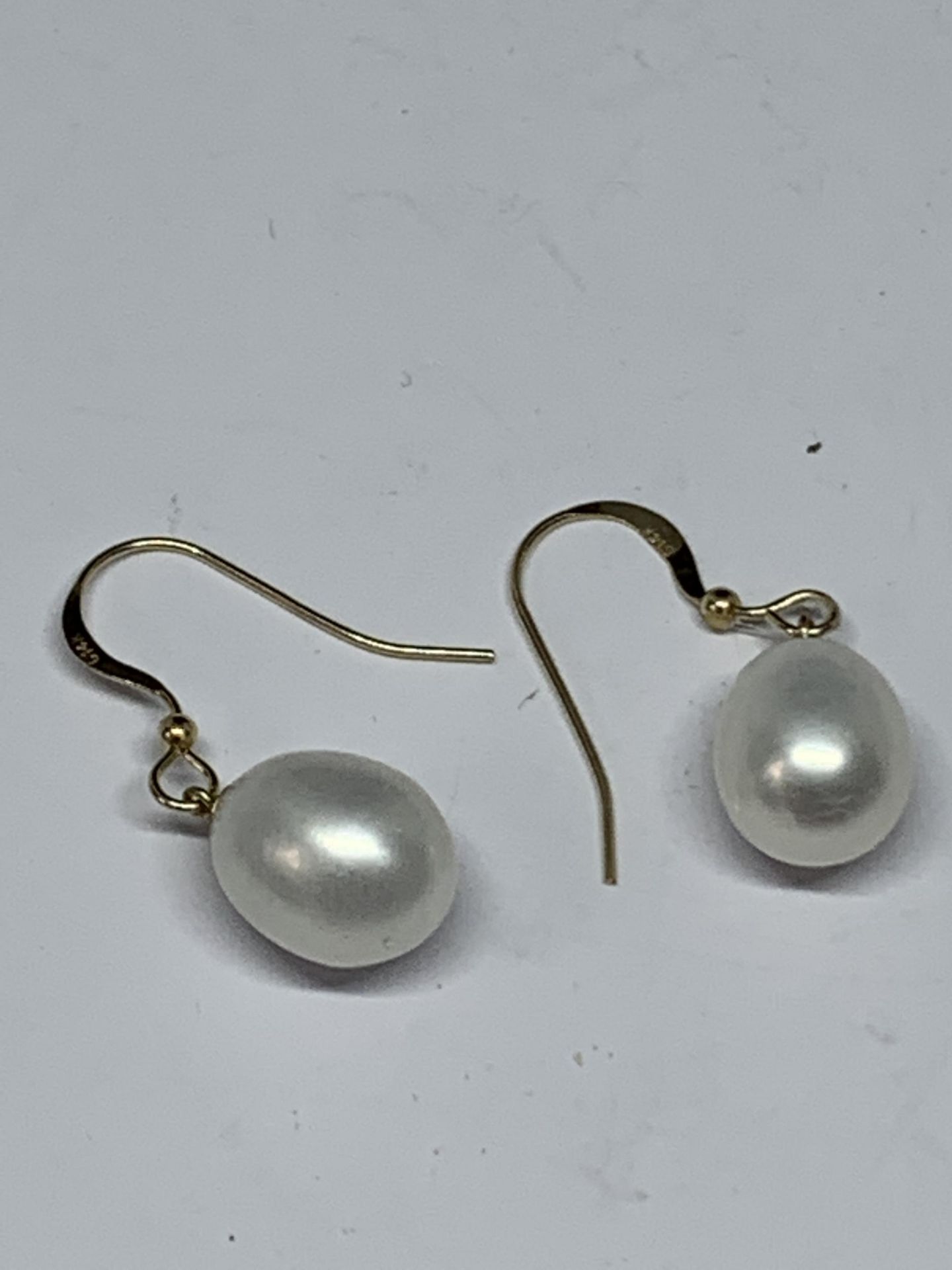 A PAIR OF 14 CARAT GOLD AND PEARL EARRINGS GROSS WEIGHT 3.57 GRAMS - Image 3 of 3