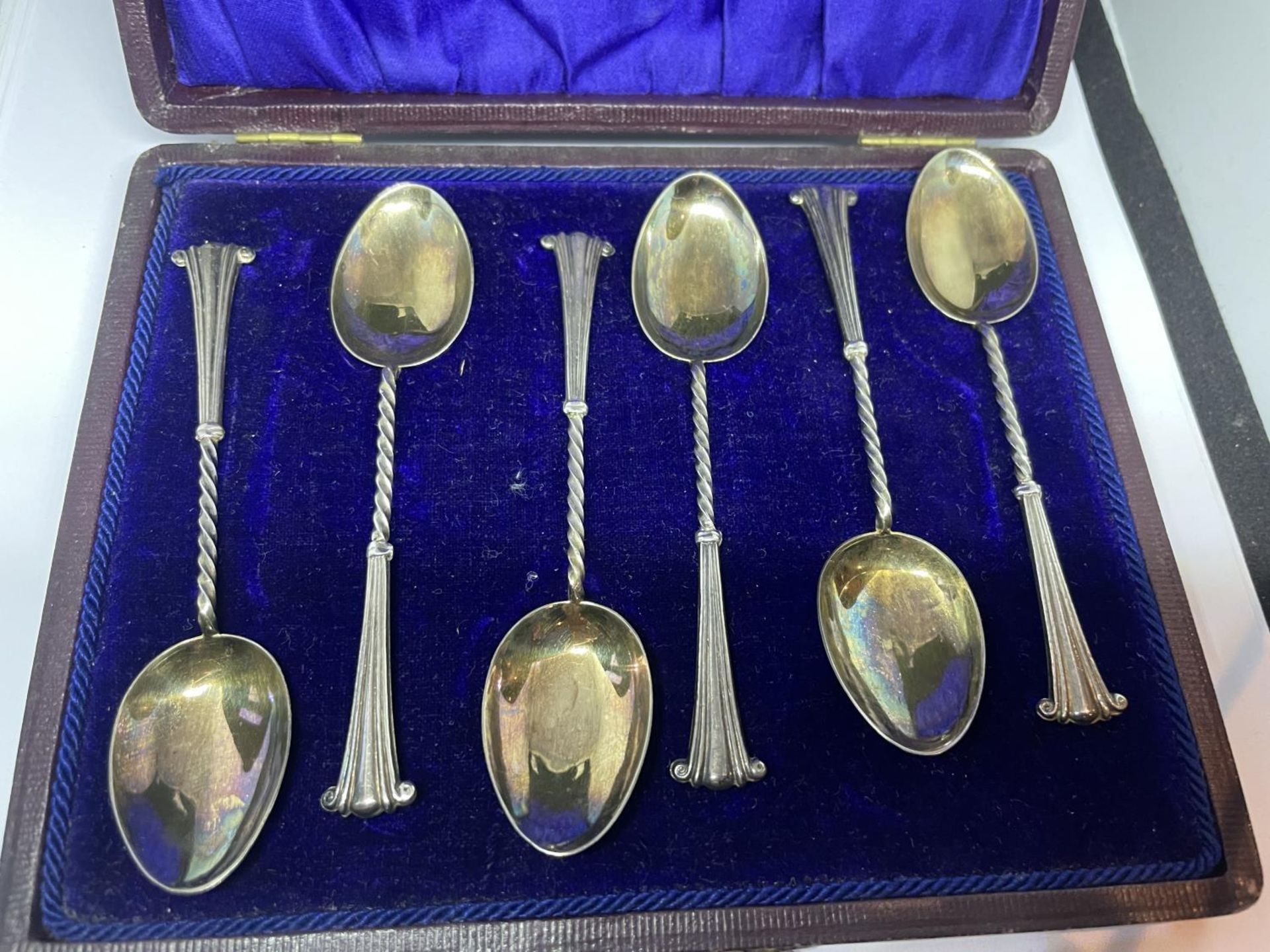 A SET OF SIX HALLMARKED BIRMINGHAM SILVER SPOONS IN A PRESENTATION BOX - Image 2 of 5