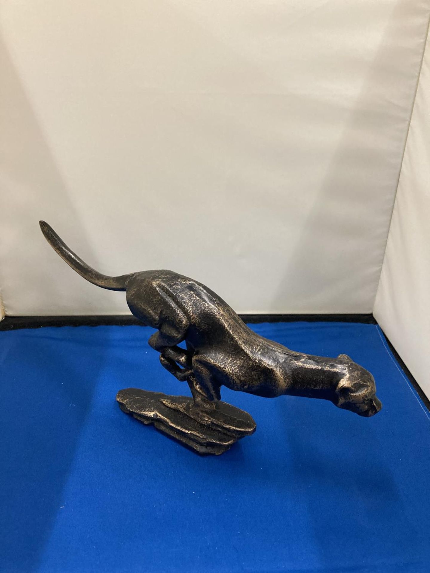 A BRONZE JAGUAR CAT - Image 2 of 4