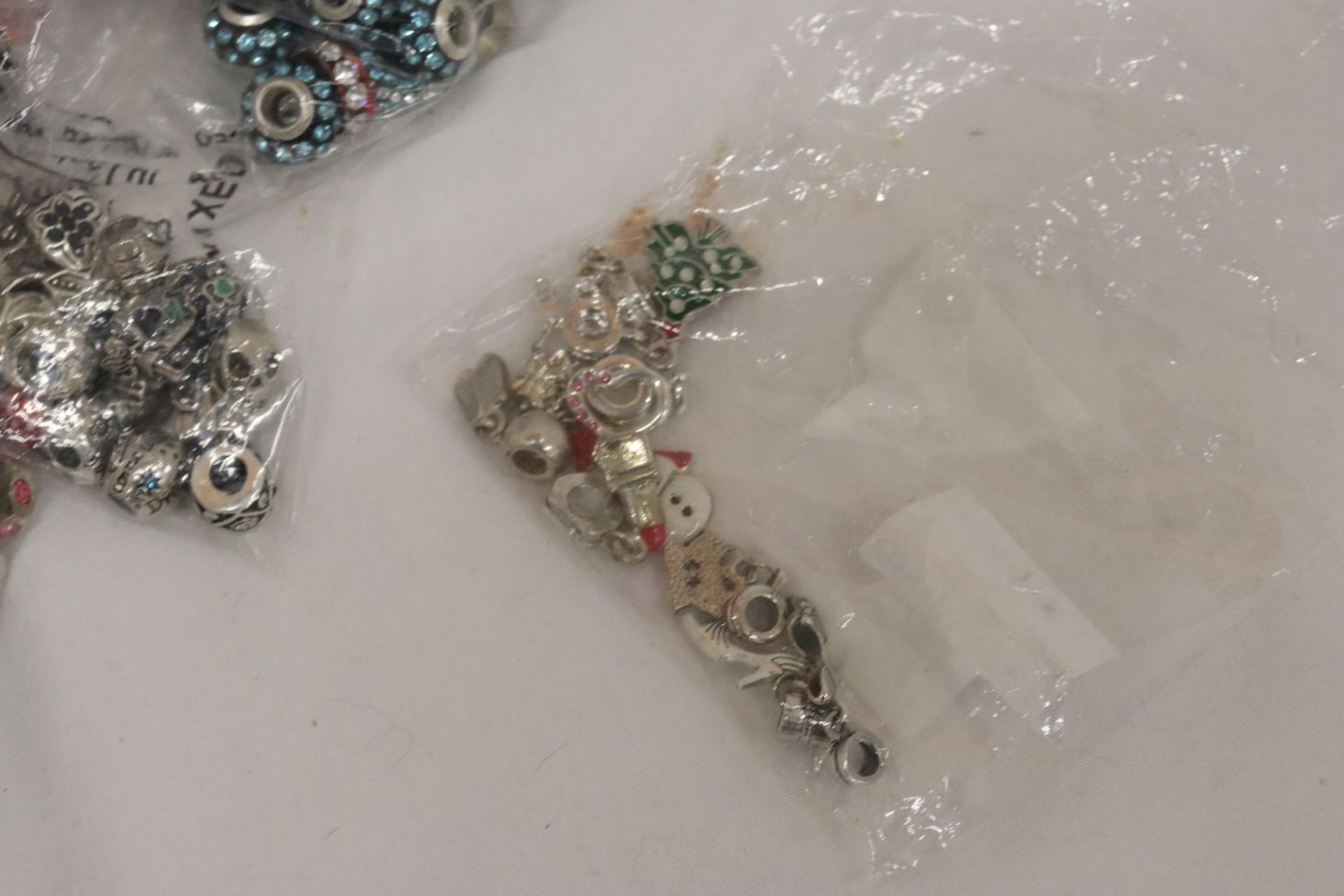 A LARGE QUANTITY OF PANDORA STYLE BEADS, SOME MARKED 925 - Bild 6 aus 7