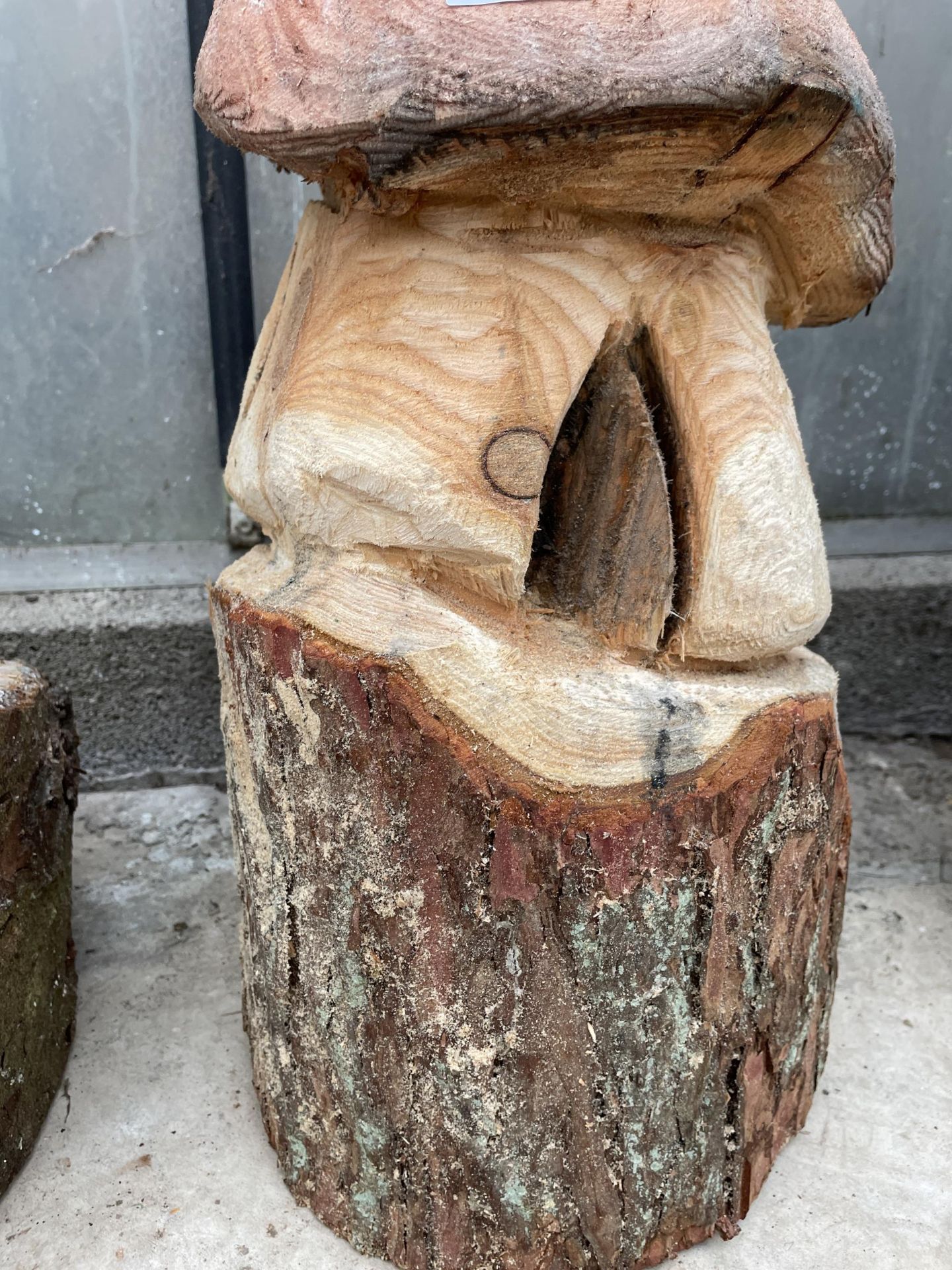 A TOADSTOOL HOUSE CHAINSAW CARVING (H:67CM) - Image 3 of 4