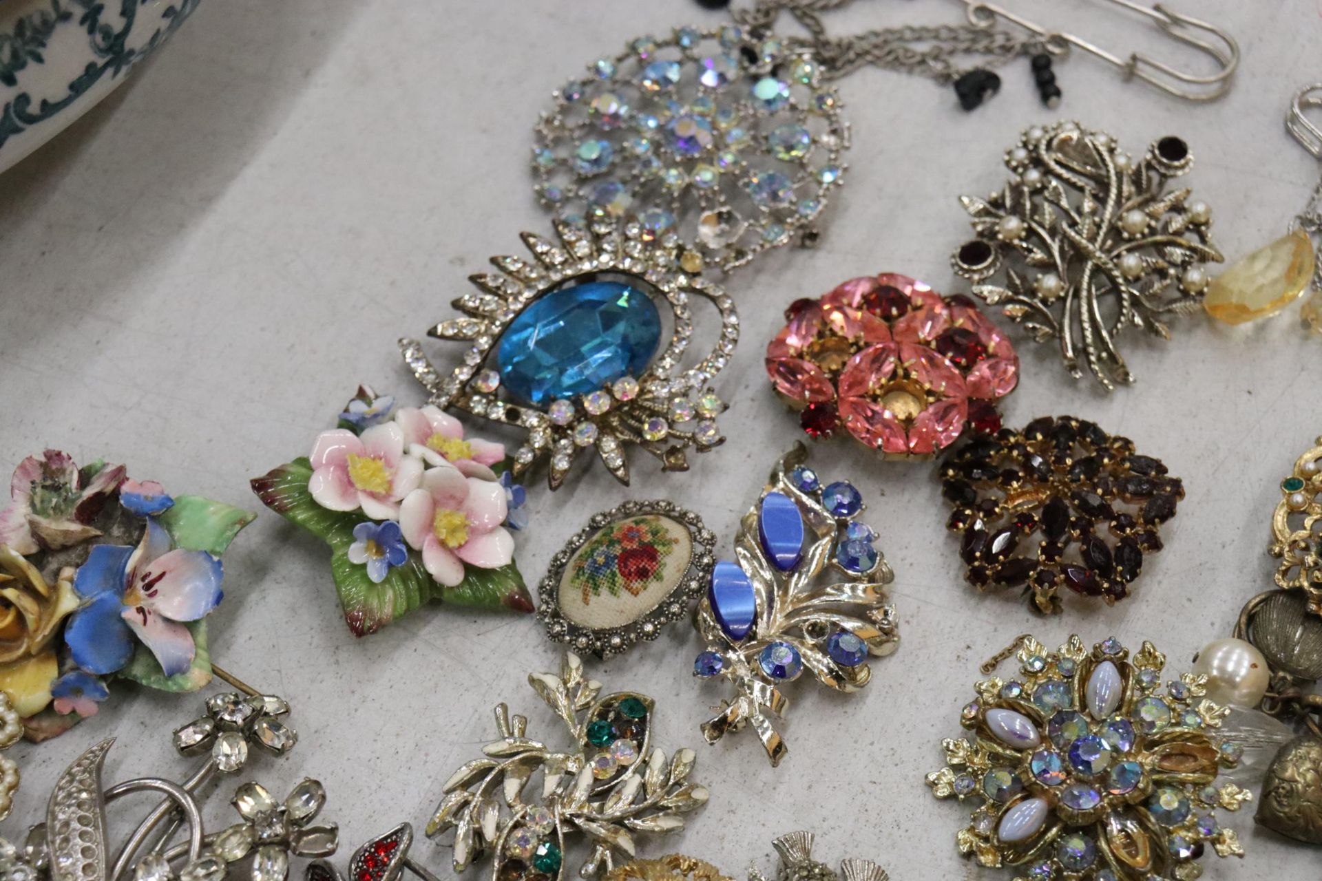 A QUANTITY OF VINTAGE COSTUME JEWELLERY BROOCHES - APPROX 29 IN TOTAL - Image 4 of 9