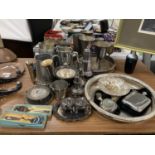 A QUANTITY OF SILVER PLATED ITEMS TO INCLUDE TANKARDS, GOBLETS, TRAY, CRUETS, COASTERS ETC