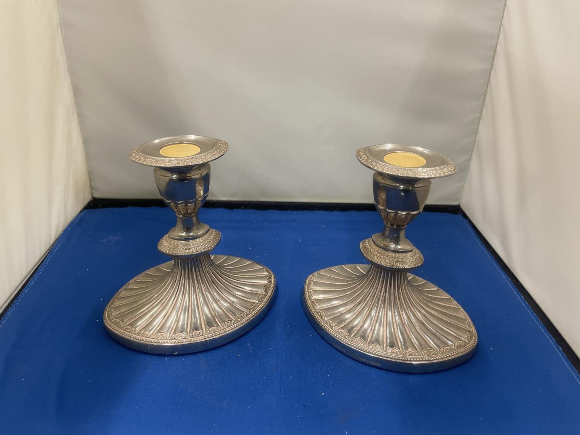 A PAIR OF HEAVY ART DECO STYLE SILVER PLATED CANDLESTICKS