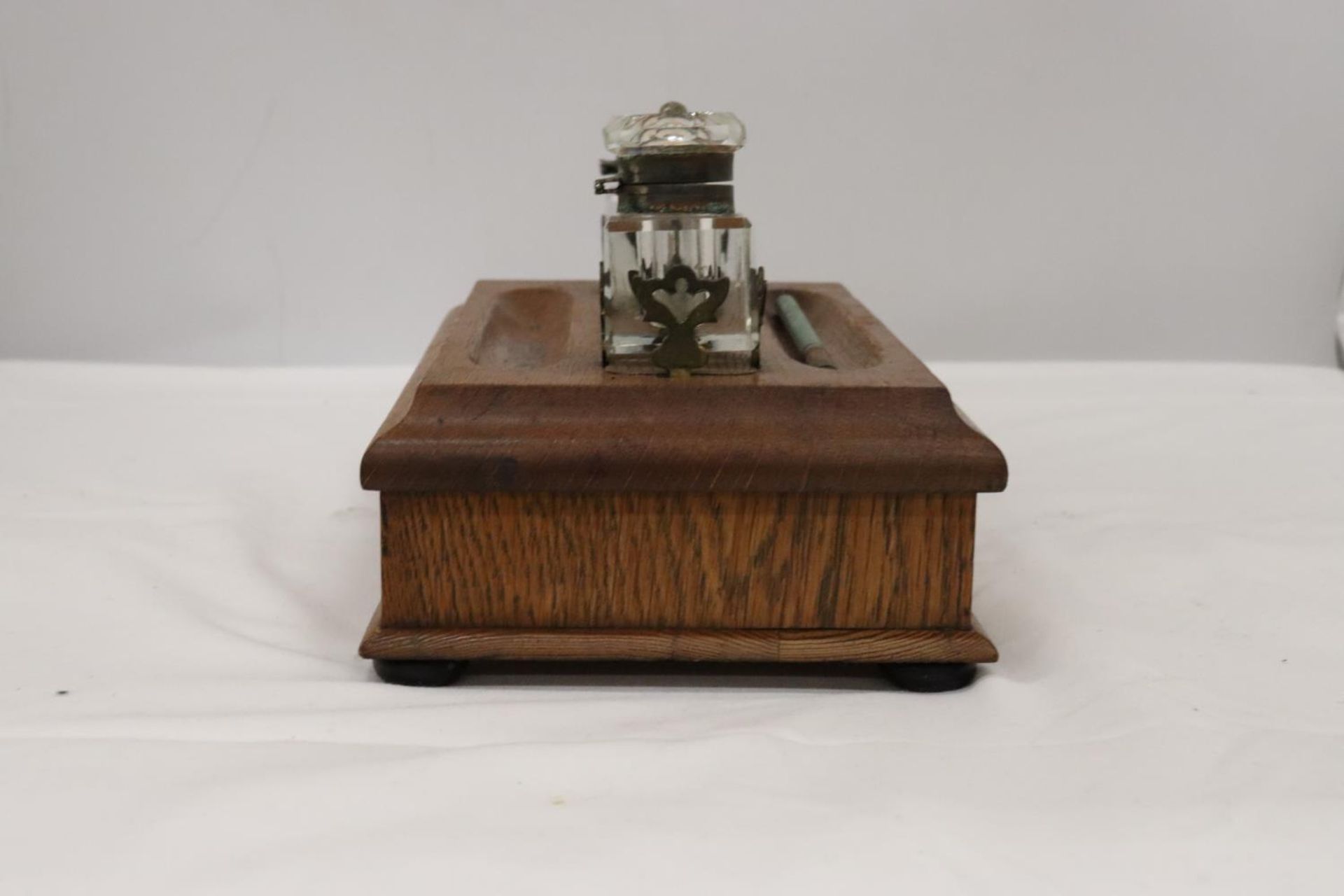 A VINTAGE OAK DESKSET WITH BRASS HANDLE AND DRAWER WITH GLASS INKWELLS - Image 4 of 6