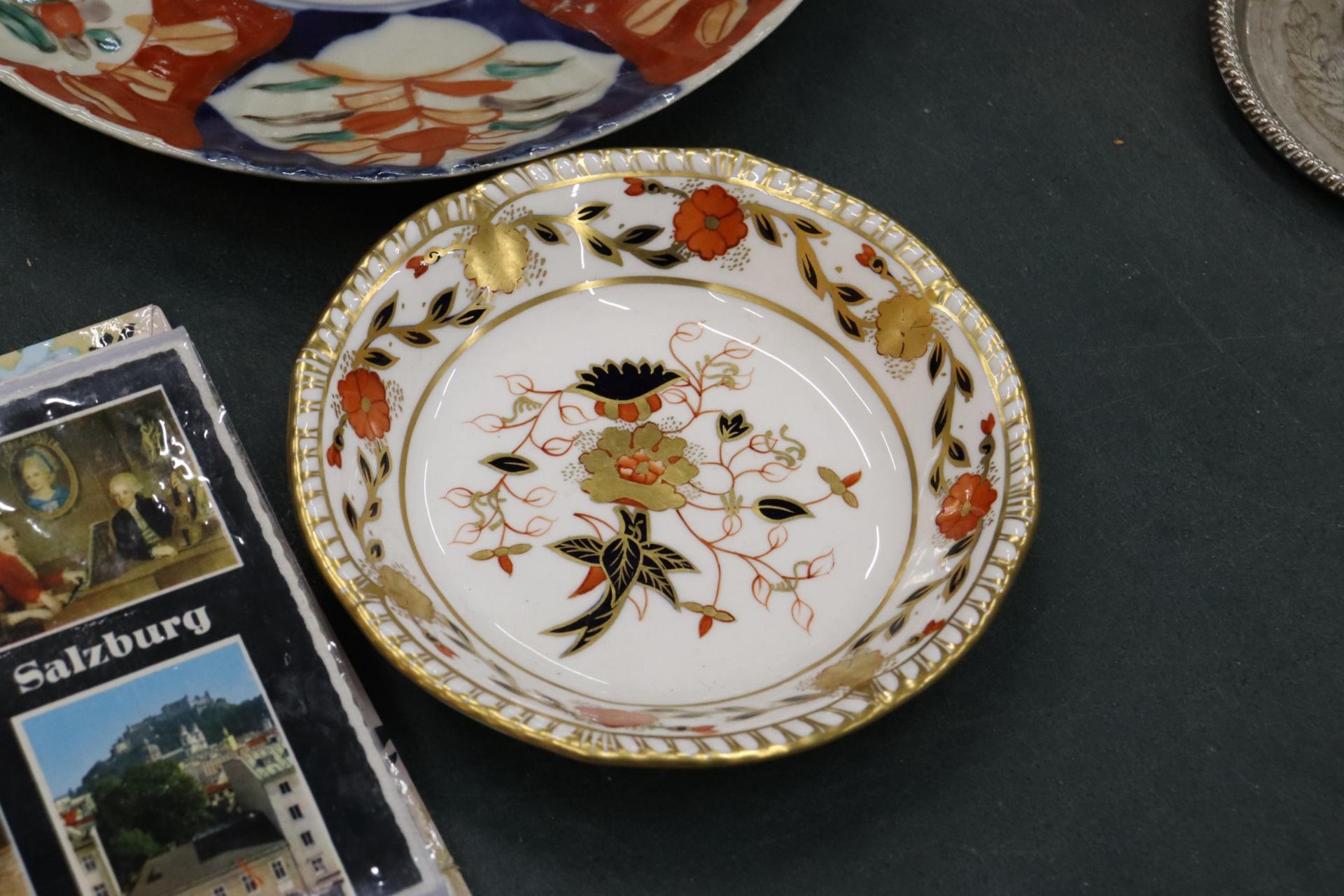 TWO JAPANESE MEIJI PERIOD, IMARI SCALLOPED RIM PLATES, DIAMETER 22CM, 1 A/F, AN ISLAMIC GEOMETRIC - Image 5 of 7