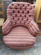 AN EDWARDIAN UPHOLSTERED BUTTON-BACK TUB CHAIR