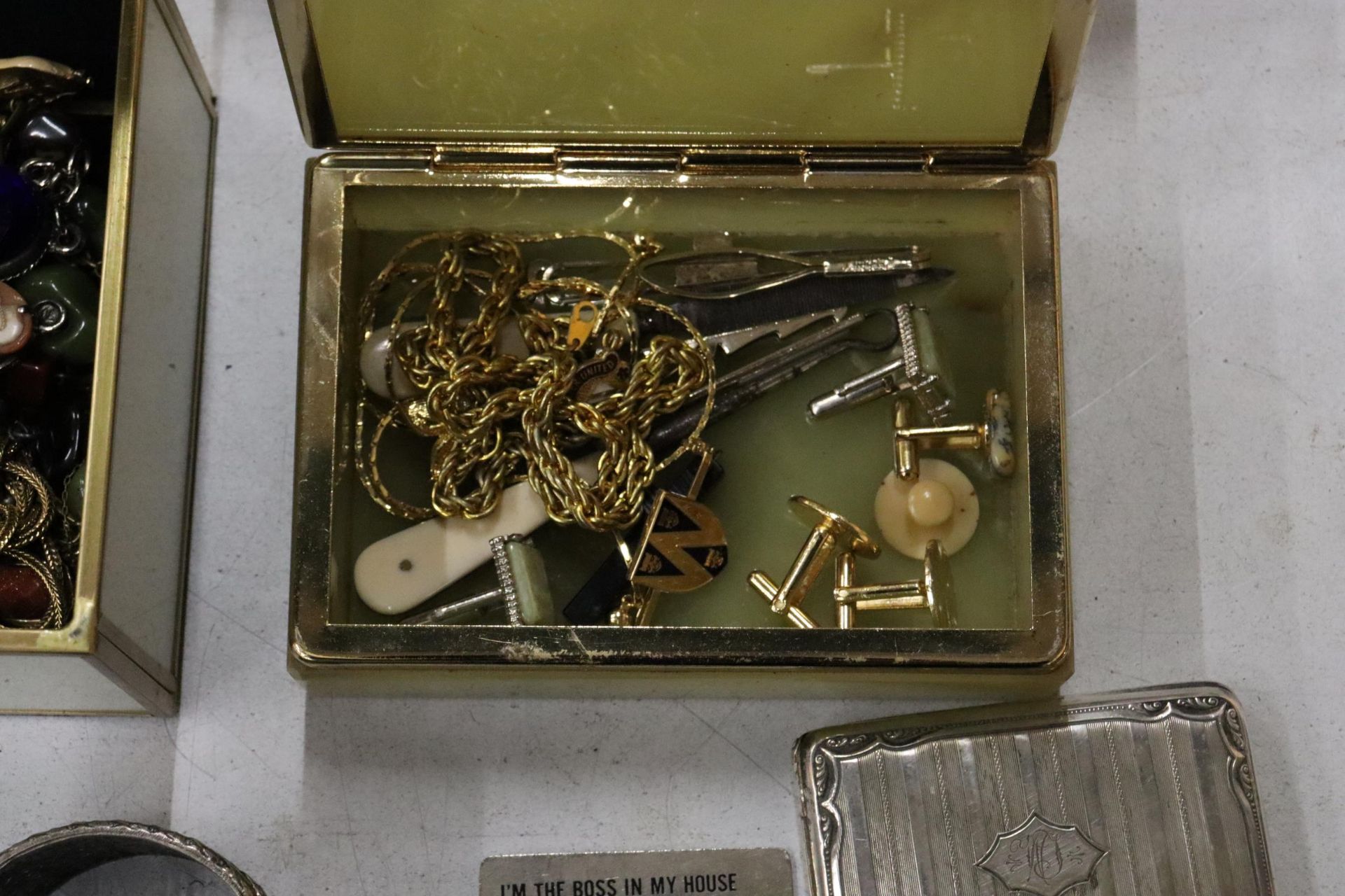 A QUANTITY OF COSTUME JEWELLERY TO INCLUDE NECKLACES, RINGS, BROOCHES, CUFFLINKS, A CIGARETTE - Image 6 of 10