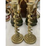 A PAIR OF HEAVY VINTAGE BRASS CANDLESTICKS WITH BARLEY TWIST STEMS, HEIGHT 23CM